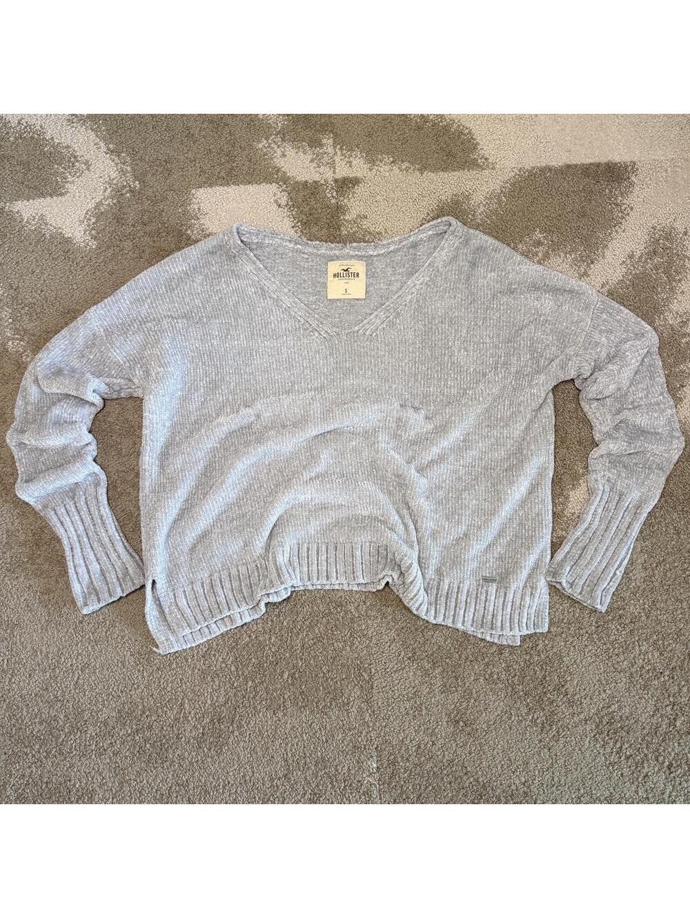 ☁️HOLLISTER LIGHT GRAY FUZZY CHENILLE V-NECK SWEATER ☁️ULTRA COZY VIBES!